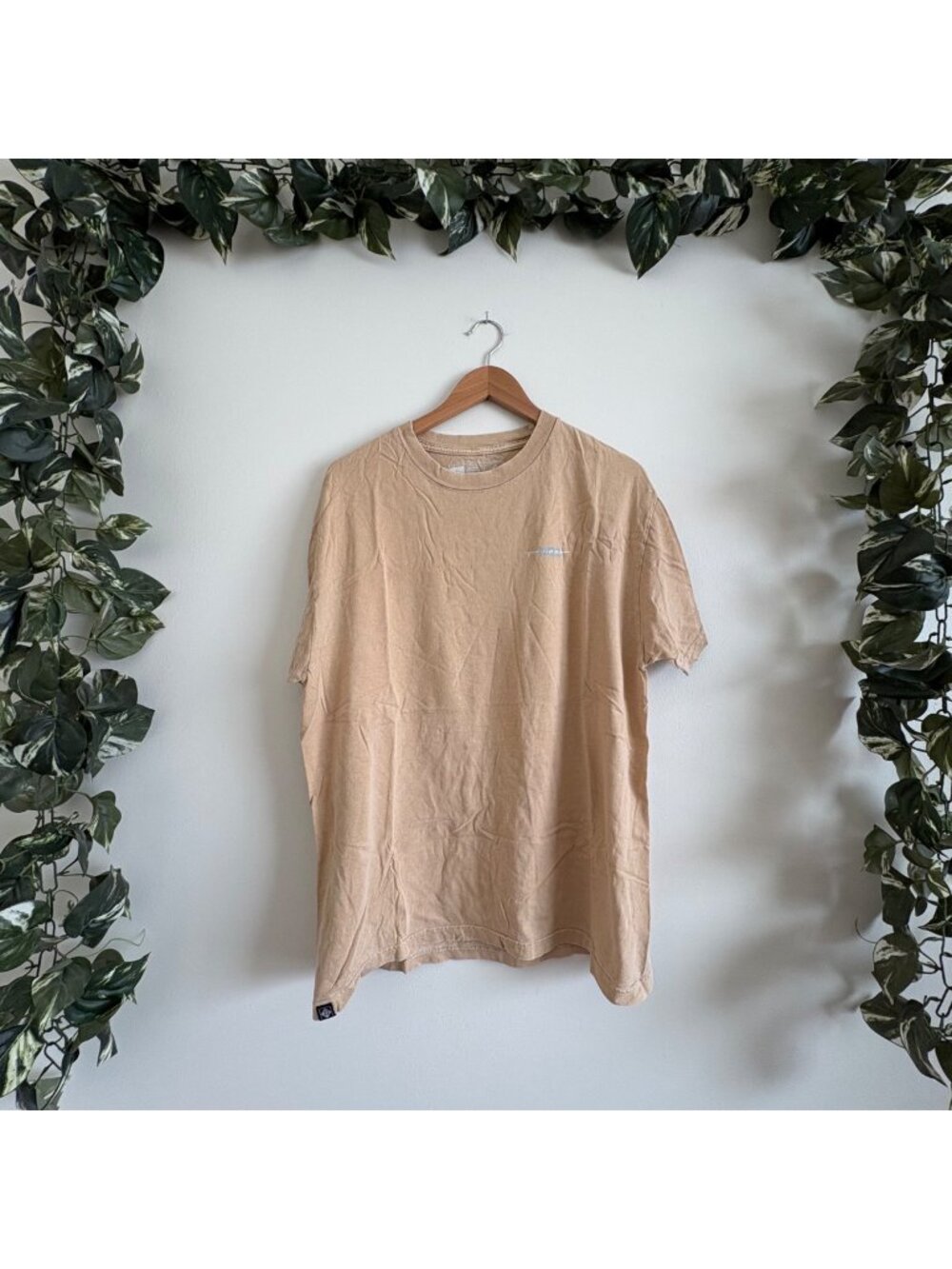 M22 Short Sleeve Scoop Neck Surfing Graphic T-Shirt Tan Men’s Size L